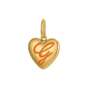 Vue détaillée du pendentif coeur doré avec lettre G orange et finition polie
