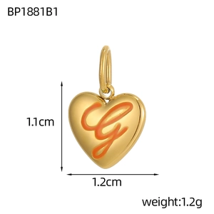 Détail macro du pendentif coeur doré avec lettre G orange émaillée et mesures de 1,1 cm