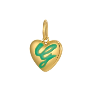 Gros plan du pendentif cœur doré avec lettre G en émail vert et finition polie