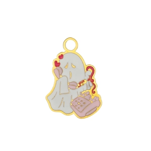 Détail d'un pendentif fantôme mignon avec téléphone rose et bordure dorée