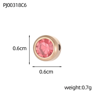 Dettaglio di un ciondolo in oro rosa con pietra rosa sfaccettata e misura di 0,6 cm