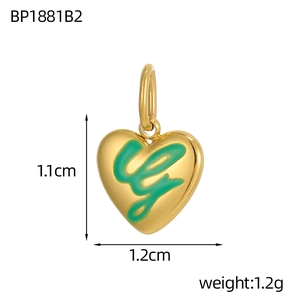 Détail macro d'un pendentif cœur doré avec lettre G en émail vert et dimensions précises
