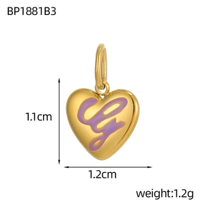Détail d'un pendentif cœur doré avec lettre y en émail violet et anneau de connexion