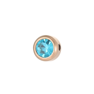 Dettaglio di ciondolo fai-da-te in oro rosa con pietra portafortuna tonda blu cielo