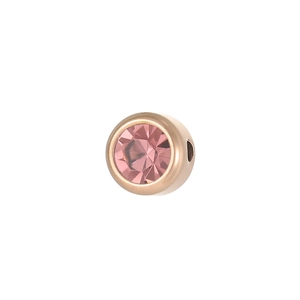 Dettaglio del ciondolo placcato in oro rosa con cristallo di pietra natale rosa-viola