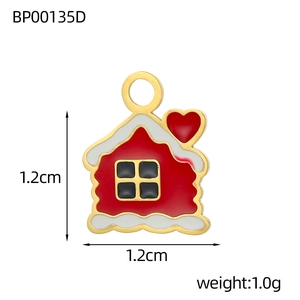 Détail du pendentif maison de 1,2 cm avec toit enneigé et murs rouges pour collier DIY