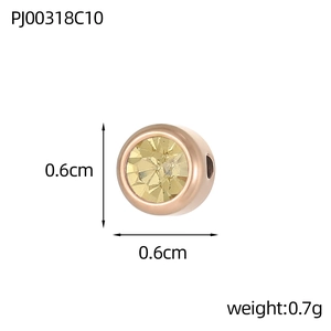Dettaglio del ciondolo in oro rosa da 0,6 cm con pietra portafortuna da 0,7 g