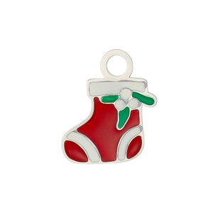 Détail d'une breloque en forme de botte de Noël colorée avec émail houx ciselé