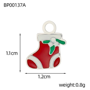 Détail du pendentif bas de Noël avec dimensions 1,1 cm par 1,2 cm et un poids de 0,8 g