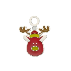 Détail du pendentif renne en émail rouge avec bonnet de Noël et bords métalliques