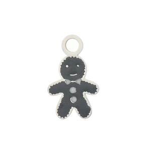 Détail macro du pendentif bonhomme en pain d'épices avec émail noir et bords argent