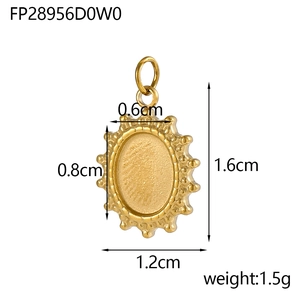 Dettaglio di un ciondolo ovale dorato da 1,6 cm con vassoio vuoto per creazione gioielli fai da te