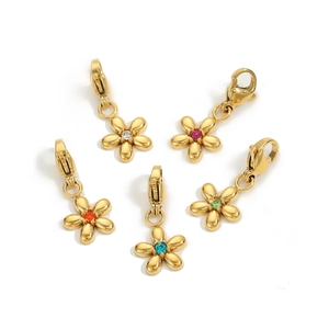Set di cinque mini ciondoli a fiore in acciaio dorato con cristalli di zircone colorati