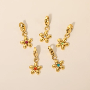Dettaglio di cinque mini ciondoli a fiore dorati con zirconi colorati e chiusura a moschettone
