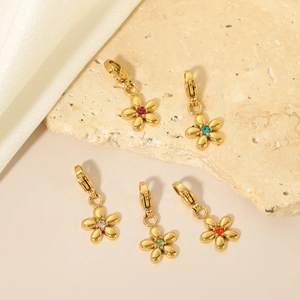 Pendenti a fiore dorati con zirconi colorati e fermagli a moschettone su pietra