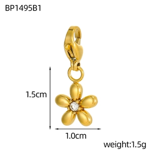 Vista dettagliata del mini ciondolo a fungo cuore con dimensioni 1,5 cm x 1,0 cm