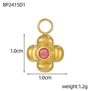 Dettaglio di un ciondolo a fiore placcato oro con zircone rosa brillante da 1,0 cm