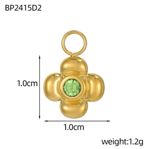 Dettaglio pendente fiore dorato con pietra verde sfaccettata, gioiello raffinato 1.0cm