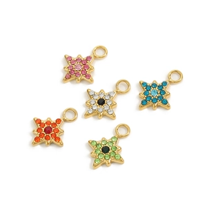 Dettaglio di ciondoli a stella con strass colorati micro-incastonati e finitura dorata