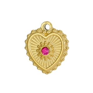 Dettaglio di un ciondolo a cuore dorato vintage con pietra rossa e rilievo solare