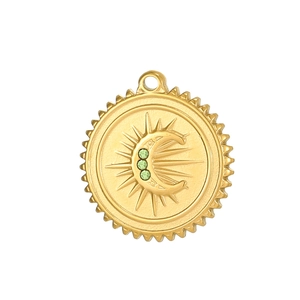 Dettaglio di un ciondolo sole e luna in oro con tre pietre di zircone verde incastonate