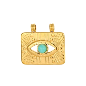 Detailaufnahme von vergoldetem rechteckigem Evil Eye Anhänger mit blauem Stein
