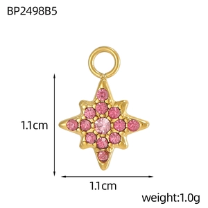 Dettaglio macro del ciondolo a stella dorato con micro-pavé di zirconi rosa