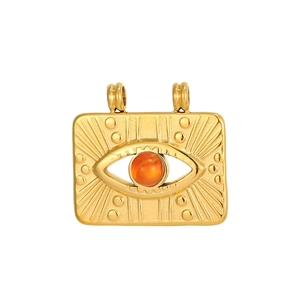 Detail eines goldenen Evil Eye Anhängers mit orangefarbenem Stein und Gravur
