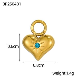 Dettaglio macro del mini ciondolo a cuore con zircone blu e dimensioni dell'oggetto