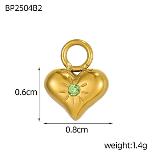 Dettaglio mini ciondolo a cuore da 0,8 cm in acciaio dorato con zircone verde incastonato