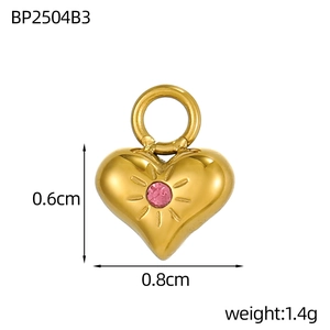 Dettaglio di un ciondolo a cuore in oro da 0,8 cm con zircone rosa e incisioni radiose