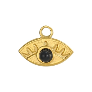 Nahaufnahme von vergoldetem Evil Eye Anhänger mit schwarzer Perle und Wellenstruktur
