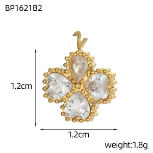 Dettaglio del ciondolo a quadrifoglio dorato da 1,2 cm con zirconi e dimensioni