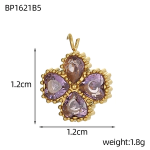 Dettaglio pendente quadrifoglio dorato con cristalli viola cuore, misura 1,2 cm e peso 1,8 g