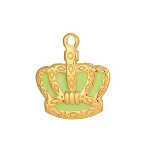 Detail eines goldenen Kronenanhängers mit hellgrünem Email und Rautenprägung