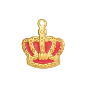 Makroansicht von Kronenanhänger mit roter Emaille und goldener Textur für Schmuck