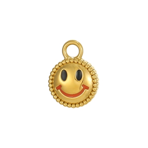 Makroaufnahme von goldenem Smiley-Anhänger mit Perlenrand und Emaillierung der Details