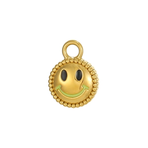 Detail eines vergoldeten Smiley-Anhängers mit grünem Emaille und Perlenrand-Textur