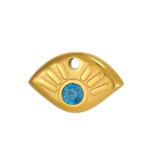Detailansicht eines goldenen Evil-Eye-Anhängers mit blauem Strassstein und Bohrung