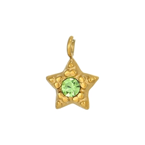 Detailansicht eines goldenen Sternanhängers mit einem grünen Edelstein in der Mitte