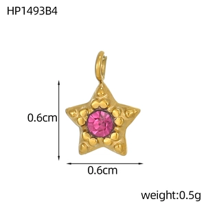 Makro-Detail des sternförmigen Goldanhängers mit rosa Kristall, Größe 0.6cm und Gewicht 0.5g