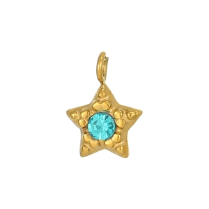 Detailansicht eines goldenen Sternanhängers mit einem strahlend blauen Zirkonia-Stein