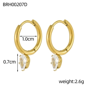 Dettaglio di orecchini a cerchio dorati con pendente in zircone a goccia e diametro di 1,0cm