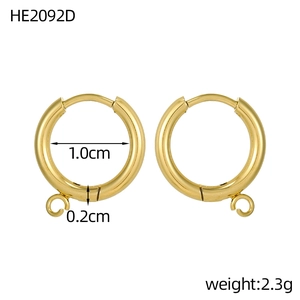 Dettaglio di orecchini a cerchio in acciaio inossidabile dorato da 10mm con ganci per il DIY