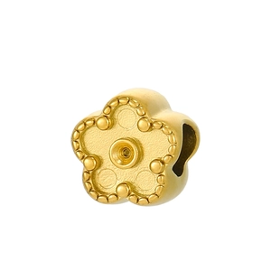 Détail macro d'une perle fleur dorée pour bijoux avec pétales mats et bords perlés