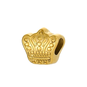 Vue macro détaillée d'une perle charm couronne dorée avec gaufrage pour bijoux DIY raffinés