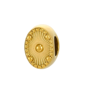 Vue macro détaillée de la breloque ovale dorée avec motif soleil pour bijoux DIY