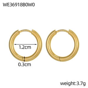 Dettaglio orecchini huggie in acciaio dorato 1,2cm con specifiche di peso e misura