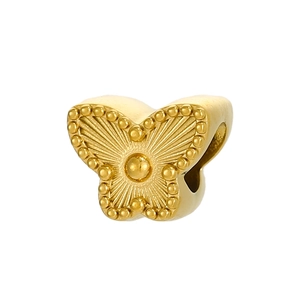 Gros plan d'une breloque papillon dorée avec relief et perforation pour la joaillerie