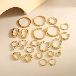 Set di orecchini fai-da-te in acciaio inossidabile dorato su sfondo beige caldo